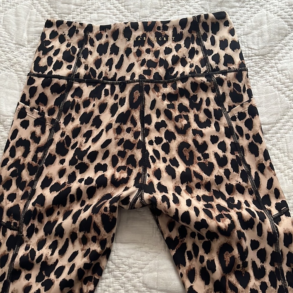 Victoria’s Secret Incredible Essential Legging Beige Leopard Sz XS/S - Picture 8 of 15